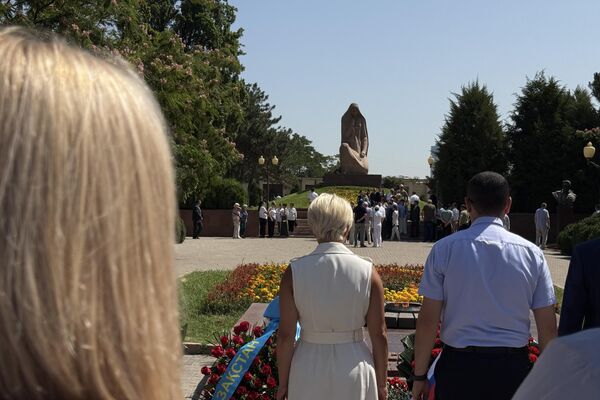 22 июня по случаю 84-ой годовщины начала Великой Отечественной войны состоялось традиционное возложение цветов к Вечному огню на Волгоградском мемориальном кладбище Ташкента. 22 июня по случаю 84-ой годовщины начала Великой Отечественной войны состоялось традиционное возложение цветов к Вечному огню на Волгоградском мемориальном кладбище Ташкента. - Sputnik Узбекистан