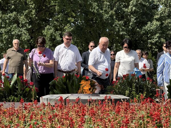 22 июня по случаю 84-ой годовщины начала Великой Отечественной войны состоялось традиционное возложение цветов к Вечному огню на Волгоградском мемориальном кладбище Ташкента.  - Sputnik Ўзбекистон