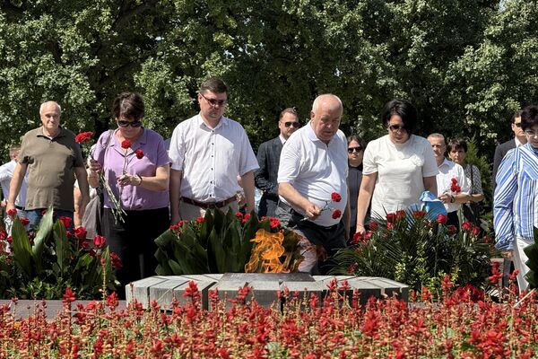 22 июня по случаю 84-ой годовщины начала Великой Отечественной войны состоялось традиционное возложение цветов к Вечному огню на Волгоградском мемориальном кладбище Ташкента. 22 июня по случаю 84-ой годовщины начала Великой Отечественной войны состоялось традиционное возложение цветов к Вечному огню на Волгоградском мемориальном кладбище Ташкента. - Sputnik Узбекистан