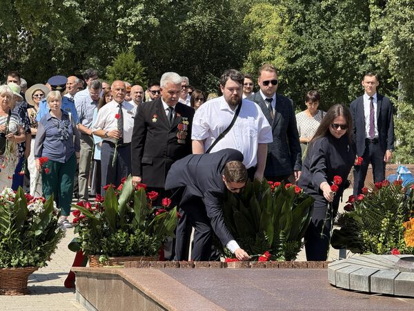 22 июня по случаю 84-ой годовщины начала Великой Отечественной войны состоялось традиционное возложение цветов к Вечному огню на Волгоградском мемориальном кладбище Ташкента.  - Sputnik Ўзбекистон