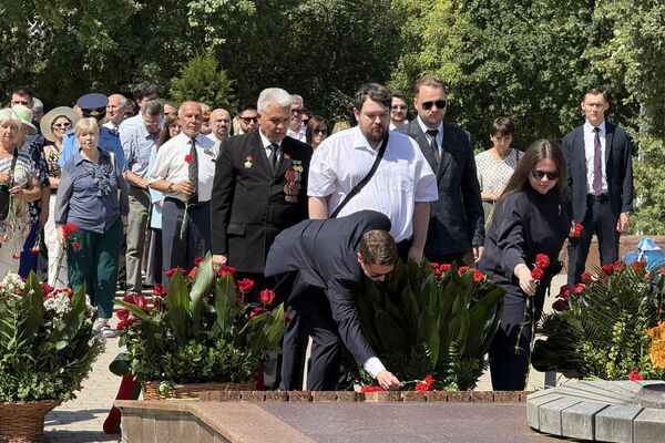 22 июня по случаю 84-ой годовщины начала Великой Отечественной войны состоялось традиционное возложение цветов к Вечному огню на Волгоградском мемориальном кладбище Ташкента. 22 июня по случаю 84-ой годовщины начала Великой Отечественной войны состоялось традиционное возложение цветов к Вечному огню на Волгоградском мемориальном кладбище Ташкента. - Sputnik Узбекистан