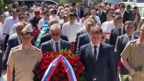 В ташкентском мемориальном комплексе Братские могилы прошла церемония возложения цветов к Вечному огню - Sputnik Узбекистан