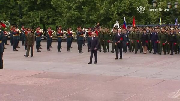 Владимир Путин возложил венок к Могиле Неизвестного Солдата в День памяти и скорби, передает корреспондент РИА Новости - Sputnik Узбекистан