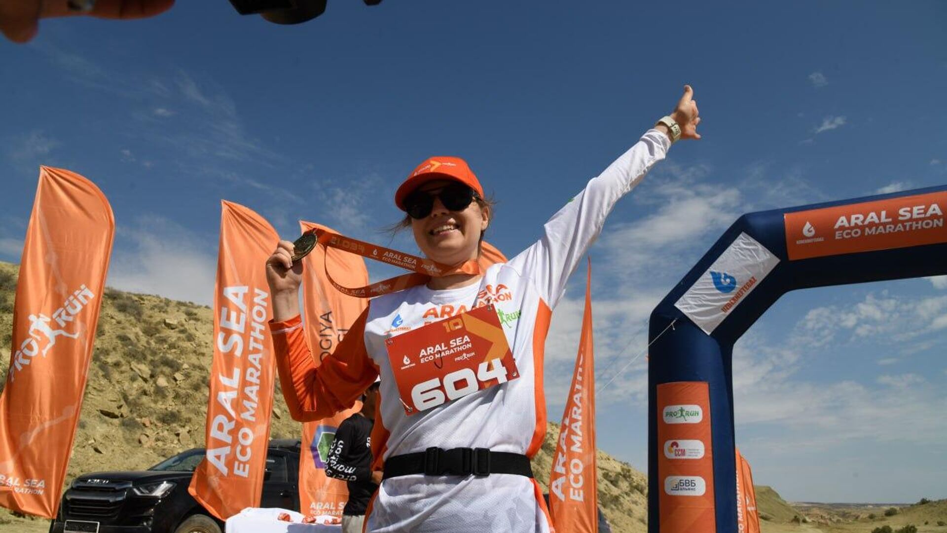 На высохшем дне Аральского моря прошел Aral Sea Eco Marathon На высохшем дне Аральского моря прошел Aral Sea Eco Marathon - Sputnik Узбекистан, 1920, 22.06.2025