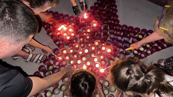 22 iyunya na territorii memorialnogo kompleksa Bratskie mogili sostoyalas Mejdunarodnaya aksiya Svecha pamati - Sputnik O‘zbekiston