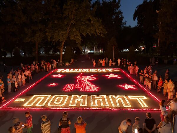 22 июня на территории мемориального комплекса &quot;Братские могилы&quot; состоялась Международная акция &quot;Свеча памяти&quot; - Sputnik Узбекистан