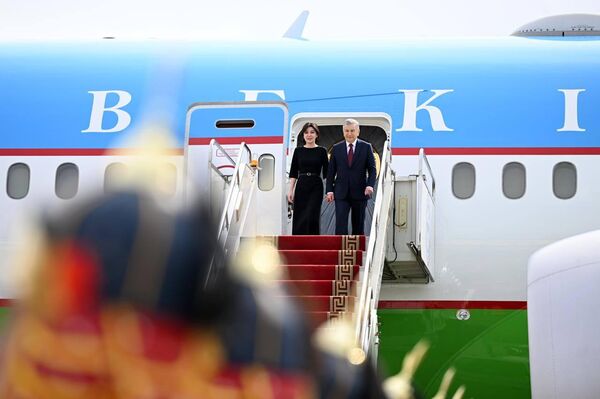 Шавкат Мирзиёев вместе с супругой прибыл с государственным визитом в эту страну. Шавкат Мирзиёев вместе с супругой прибыл с государственным визитом в эту страну. - Sputnik Ўзбекистон