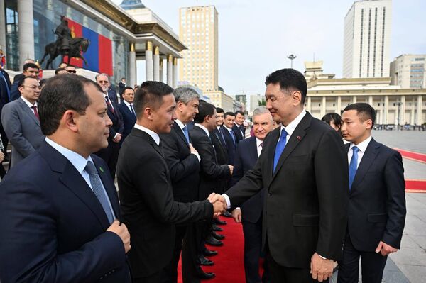 Состоялась официальная церемония встречи Президента Республики Узбекистан Шавката Мирзиёева, совершающего государственный визит в Монголию. Состоялась официальная церемония встречи Президента Республики Узбекистан Шавката Мирзиёева, совершающего государственный визит в Монголию. - Sputnik Ўзбекистон