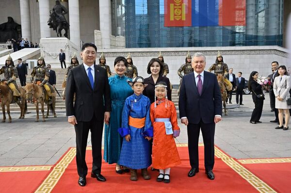 Состоялась официальная церемония встречи Президента Республики Узбекистан Шавката Мирзиёева, совершающего государственный визит в Монголию. Состоялась официальная церемония встречи Президента Республики Узбекистан Шавката Мирзиёева, совершающего государственный визит в Монголию. - Sputnik Ўзбекистон