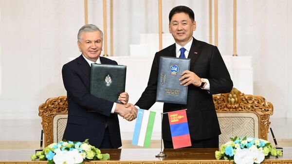 Шавкат Мирзиёев и Ухнаагийн Хурэлсух подписали Совместную декларацию об установлении отношений всеобъемлющего партнерства. - Sputnik Ўзбекистон