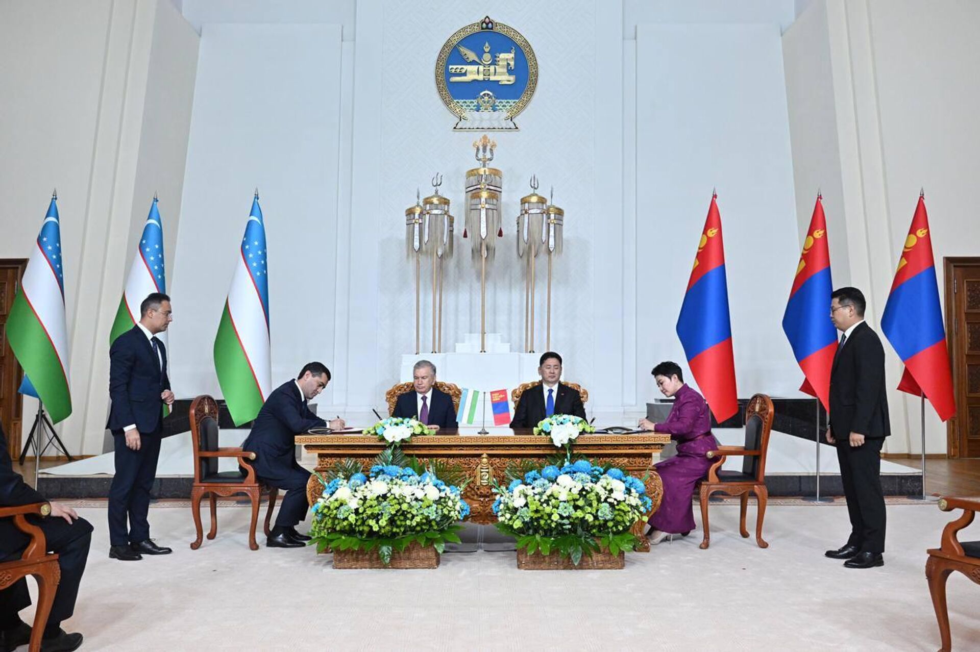 Шавкат Мирзиёев и Ухнаагийн Хурэлсух подписали Совместную декларацию об установлении отношений всеобъемлющего партнерства. Шавкат Мирзиёев и Ухнаагийн Хурэлсух подписали Совместную декларацию об установлении отношений всеобъемлющего партнерства. - Sputnik Узбекистан, 1920, 25.06.2025