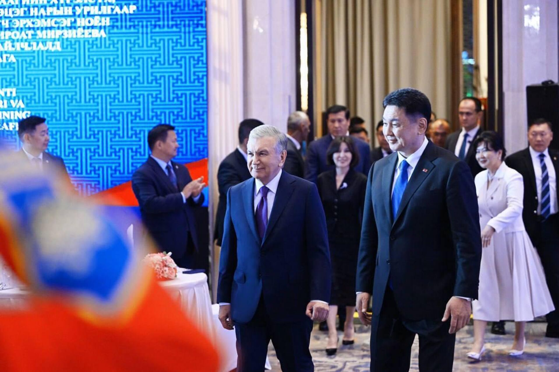 Президент Узбекистана Шавкат Мирзиёев и Президент Монголии Ухнаагийн Хурэлсух вместе с супругами приняли участие в совместном концерте мастеров искусств двух стран. Президент Узбекистана Шавкат Мирзиёев и Президент Монголии Ухнаагийн Хурэлсух вместе с супругами приняли участие в совместном концерте мастеров искусств двух стран. - Sputnik Узбекистан, 1920, 25.06.2025