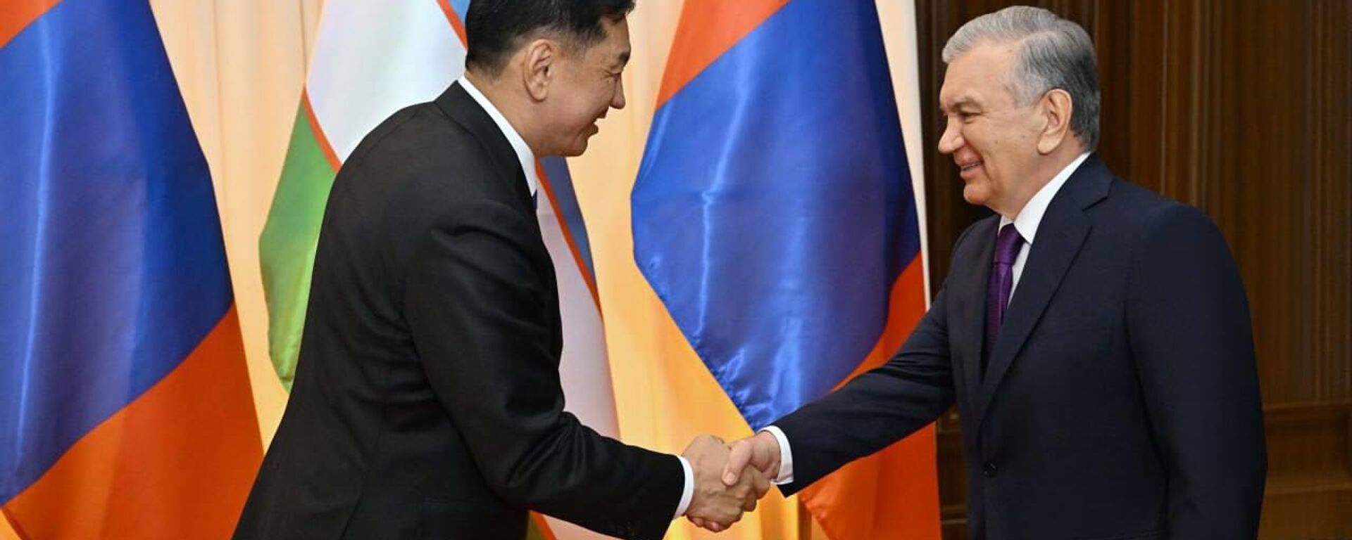 Президент Узбекистана Шавкат Мирзиёев и Президент Монголии Ухнаагийн Хурэлсух вместе с супругами приняли участие в совместном концерте мастеров искусств двух стран. - Sputnik Узбекистан, 1920, 25.06.2025