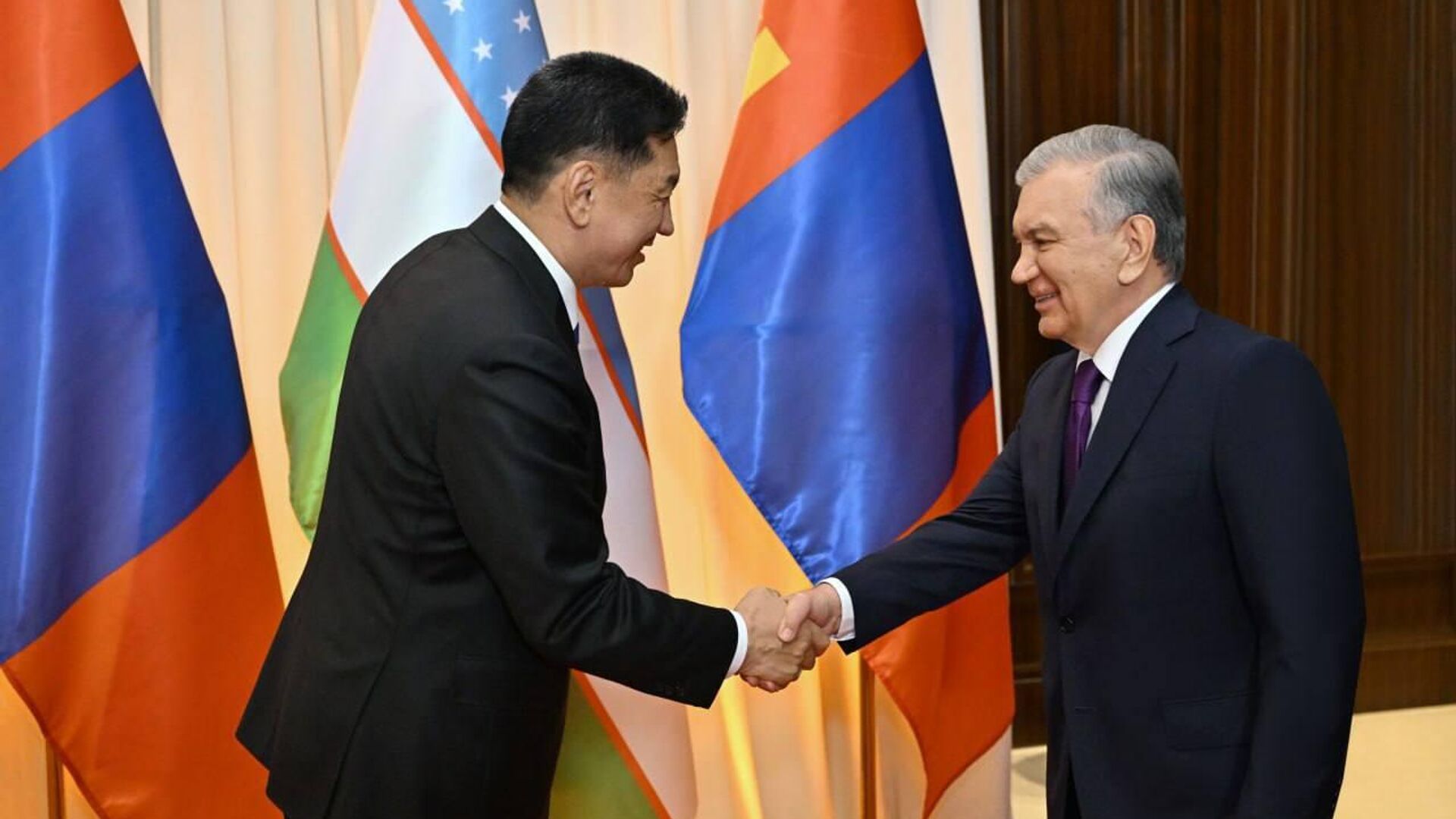 Президент Узбекистана Шавкат Мирзиёев и Президент Монголии Ухнаагийн Хурэлсух вместе с супругами приняли участие в совместном концерте мастеров искусств двух стран. Президент Узбекистана Шавкат Мирзиёев и Президент Монголии Ухнаагийн Хурэлсух вместе с супругами приняли участие в совместном концерте мастеров искусств двух стран. - Sputnik Узбекистан, 1920, 25.06.2025