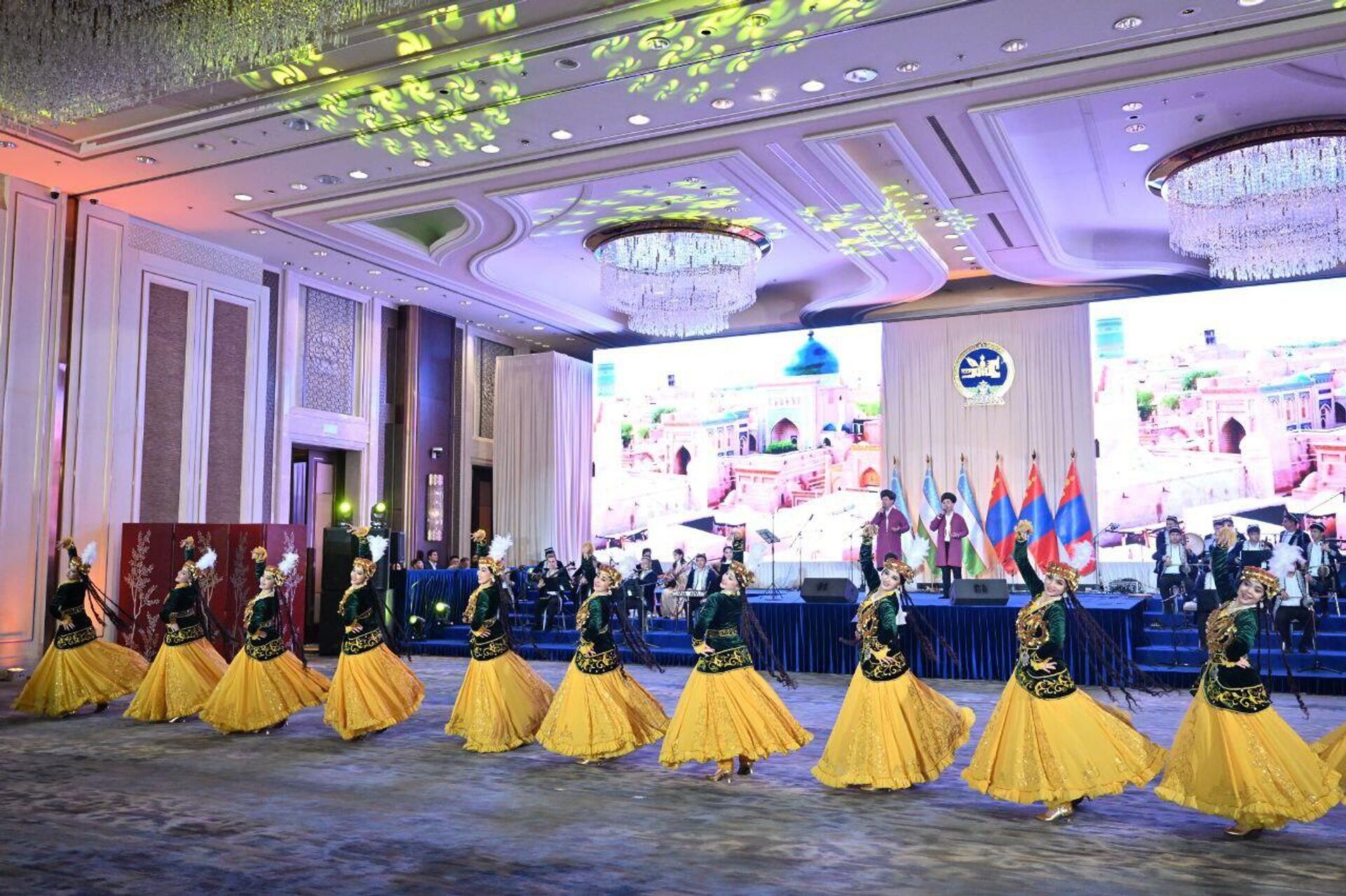 Президент Узбекистана Шавкат Мирзиёев и Президент Монголии Ухнаагийн Хурэлсух вместе с супругами приняли участие в совместном концерте мастеров искусств двух стран. Президент Узбекистана Шавкат Мирзиёев и Президент Монголии Ухнаагийн Хурэлсух вместе с супругами приняли участие в совместном концерте мастеров искусств двух стран. - Sputnik Узбекистан, 1920, 25.06.2025