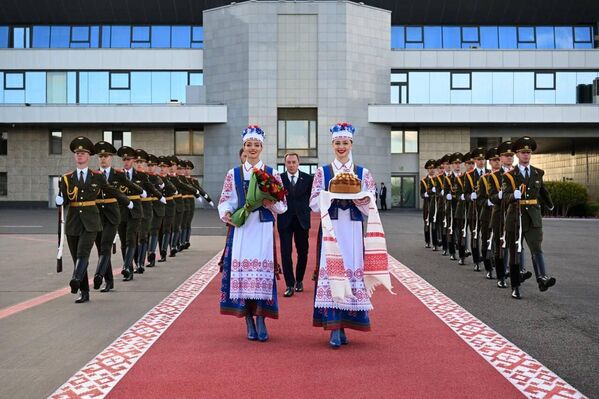 Президент Республики Узбекистан Шавкат Мирзиёев прибыл с рабочим визитом в Республику Беларусь. Президент Республики Узбекистан Шавкат Мирзиёев прибыл с рабочим визитом в Республику Беларусь. - Sputnik Ўзбекистон