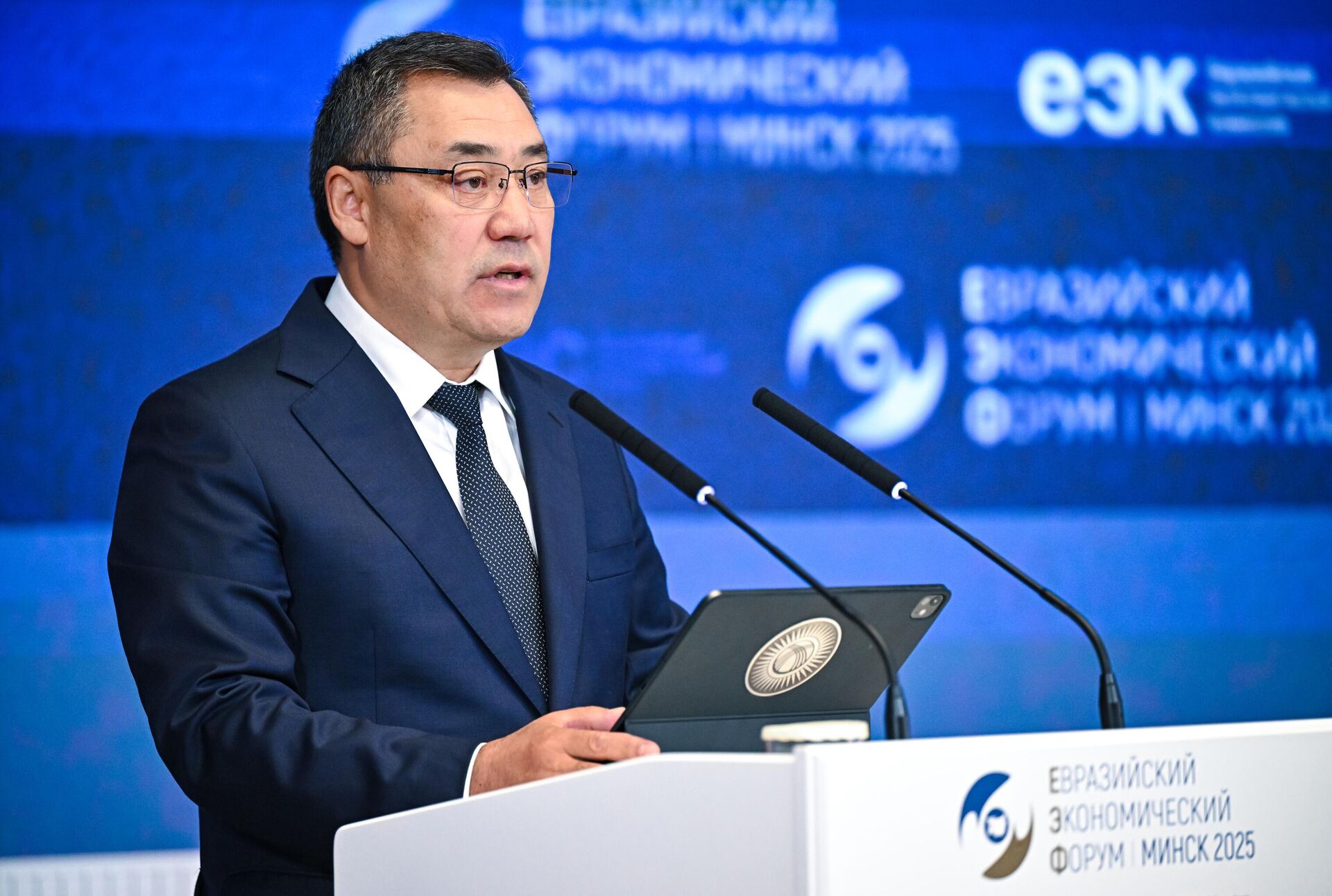 Президент Киргизии Садыр Жапаров принимает участие в пленарном заседании IV Евразийского экономического форума в Минске. Президент Киргизии Садыр Жапаров принимает участие в пленарном заседании IV Евразийского экономического форума в Минске. - Sputnik Ўзбекистон, 1920, 27.06.2025