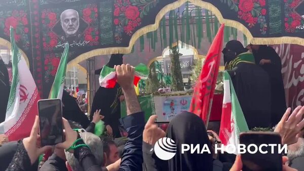 В Иране проходят похороны военных командиров, ядерных специалистов и мирных жителей, ставших жертвами конфликта с Израилем - РИА Новости - Sputnik Узбекистан