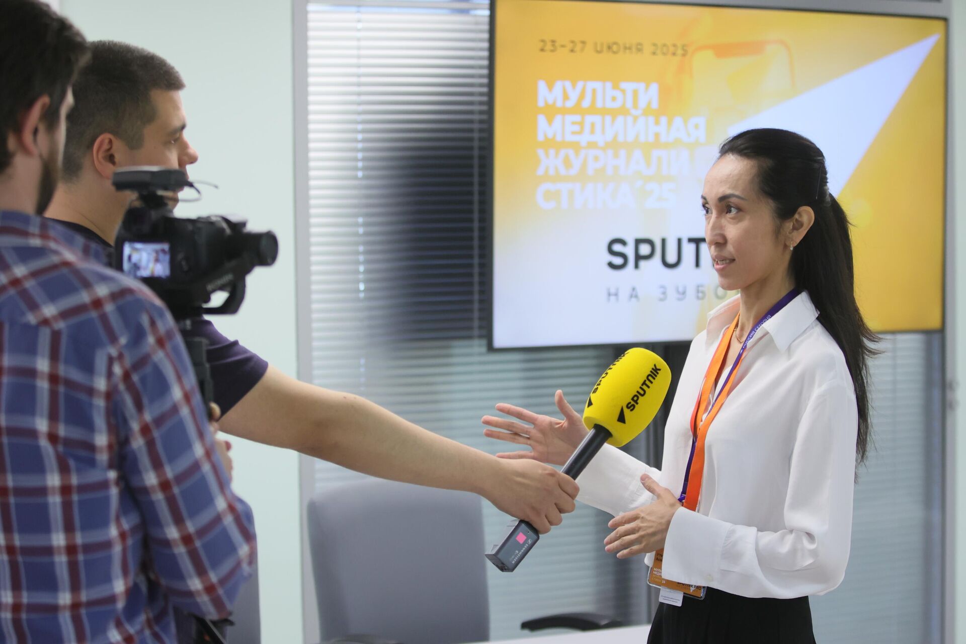 Журналисты из стран ближнего зарубежья прошли обучение в московском офисе международной медиагруппы Россия сегодня. Журналисты из стран ближнего зарубежья прошли обучение в московском офисе международной медиагруппы Россия сегодня. - Sputnik Ўзбекистон, 1920, 28.06.2025