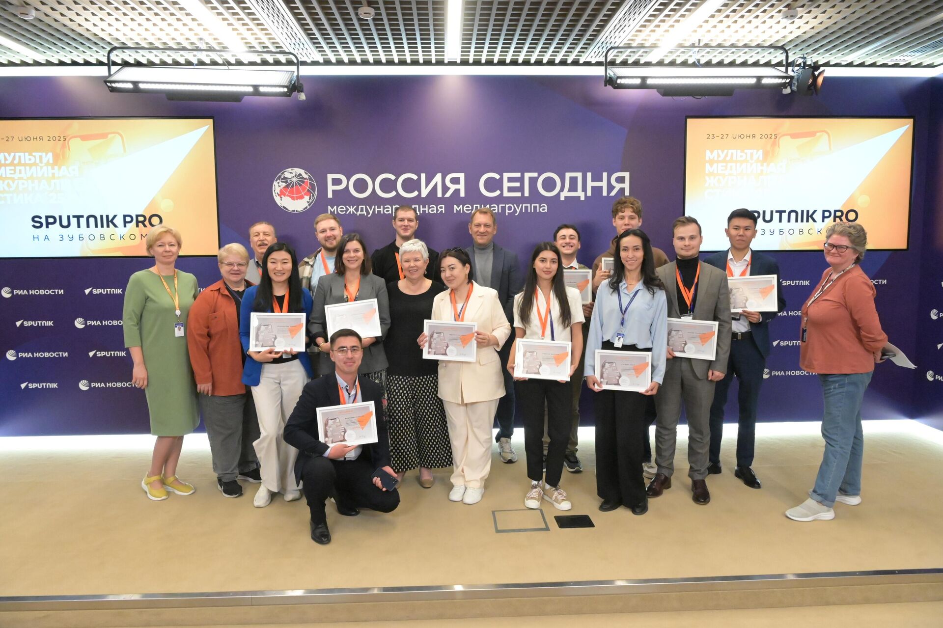 Журналисты из семи стран ближнего зарубежья прошли обучение в московском офисе международной медиагруппы Россия сегодня. Журналисты из семи стран ближнего зарубежья прошли обучение в московском офисе международной медиагруппы Россия сегодня. - Sputnik Ўзбекистон, 1920, 28.06.2025