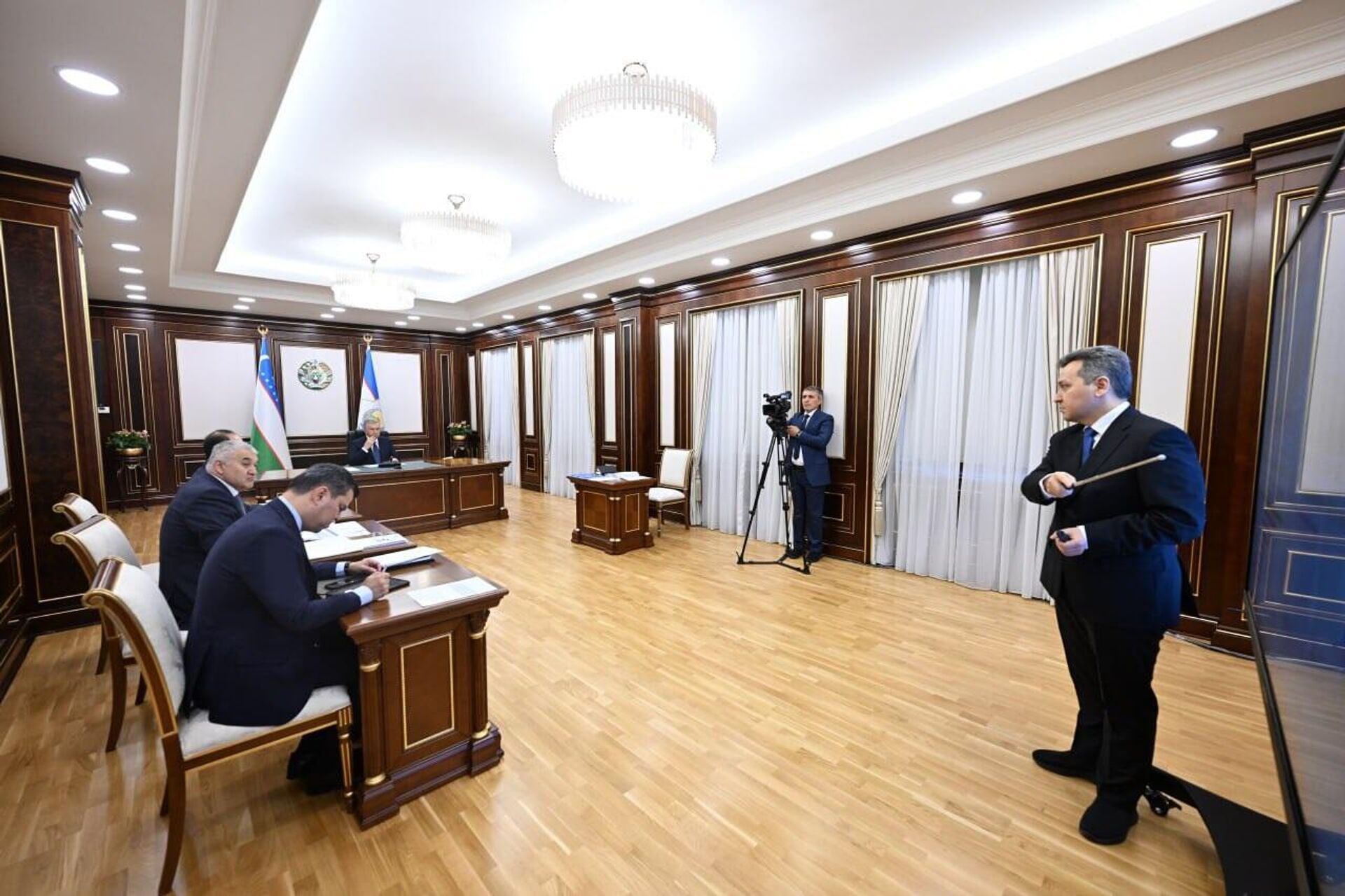 Президент Узбекистана поставил задачу создать национальную модель искусственного интеллекта Президент Узбекистана поставил задачу создать национальную модель искусственного интеллекта - Sputnik Узбекистан, 1920, 02.07.2025