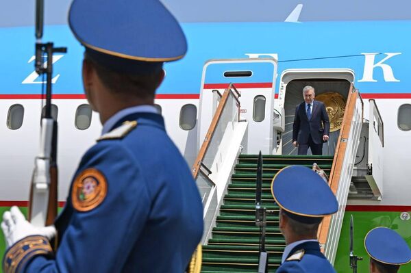 Шавкат Мирзиёев по приглашению Президента Азербайджанской Республики Ильхама Алиева прибыл в город Баку с государственным визитом. Шавкат Мирзиёев по приглашению Президента Азербайджанской Республики Ильхама Алиева прибыл в город Баку с государственным визитом. - Sputnik Узбекистан