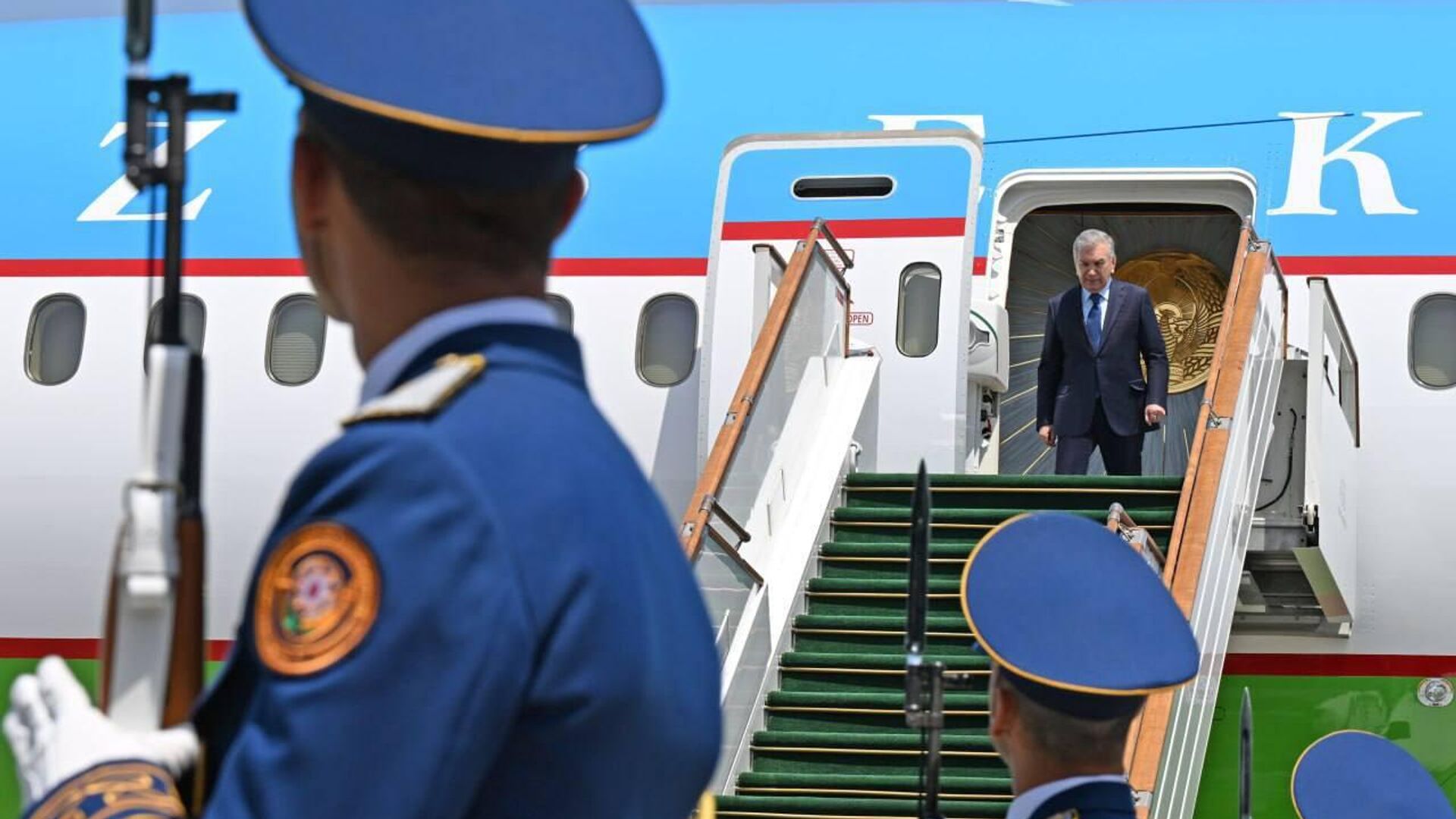 Шавкат Мирзиёев по приглашению Президента Азербайджанской Республики Ильхама Алиева прибыл в город Баку с государственным визитом. Шавкат Мирзиёев по приглашению Президента Азербайджанской Республики Ильхама Алиева прибыл в город Баку с государственным визитом. - Sputnik Ўзбекистон, 1920, 02.07.2025