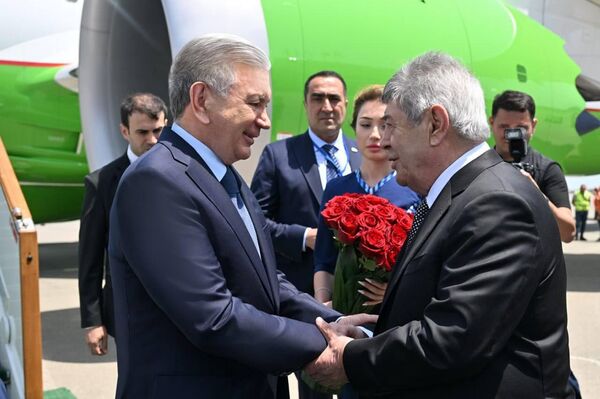 Шавкат Мирзиёев по приглашению Президента Азербайджанской Республики Ильхама Алиева прибыл в город Баку с государственным визитом. Шавкат Мирзиёев по приглашению Президента Азербайджанской Республики Ильхама Алиева прибыл в город Баку с государственным визитом. - Sputnik Узбекистан