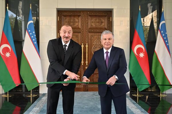 Президенты торжественно открыли новое здание посольства Узбекистана в Азербайджане Президенты торжественно открыли новое здание посольства Узбекистана в Азербайджане - Sputnik Ўзбекистон