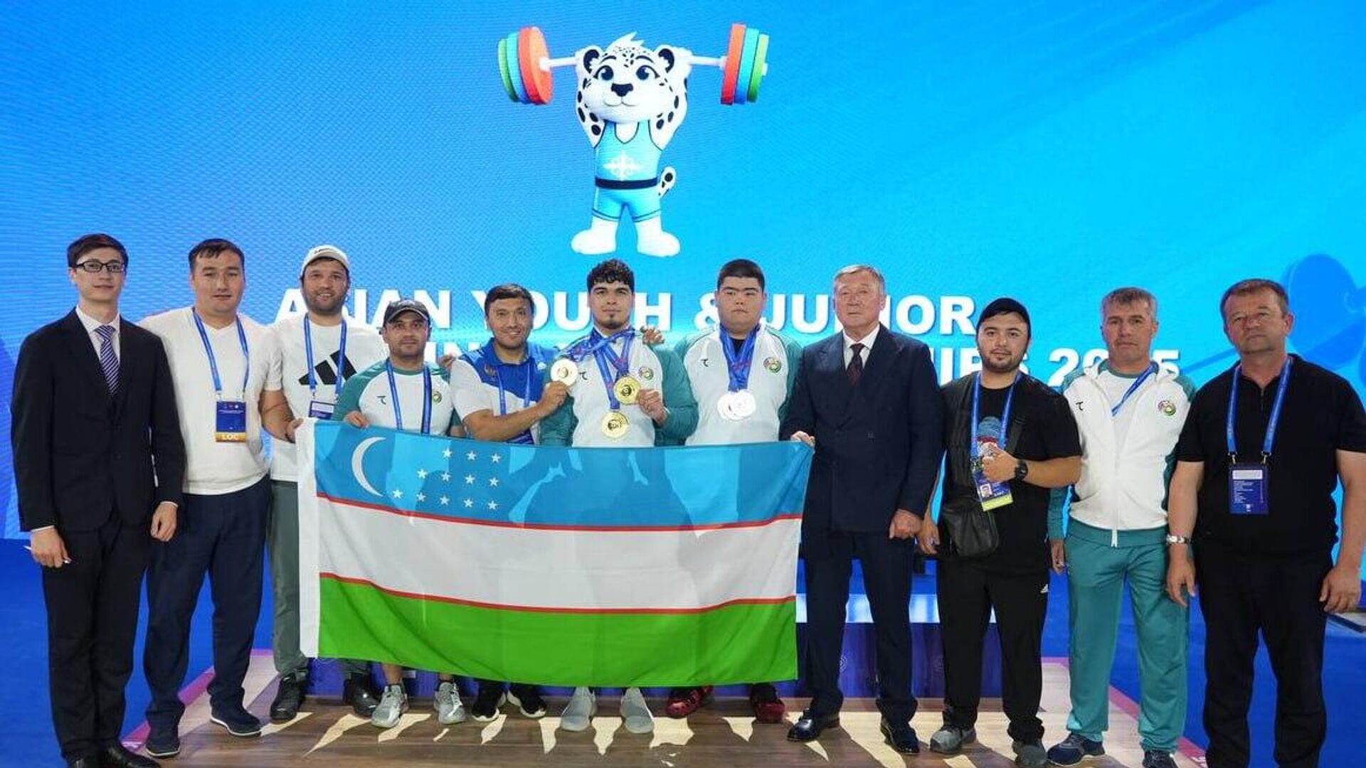 Молодые тяжелоатлеты завоевали ещё 16 наград на чемпионате Азии Молодые тяжелоатлеты завоевали ещё 16 наград на чемпионате Азии - Sputnik Ўзбекистон, 1920, 10.07.2025