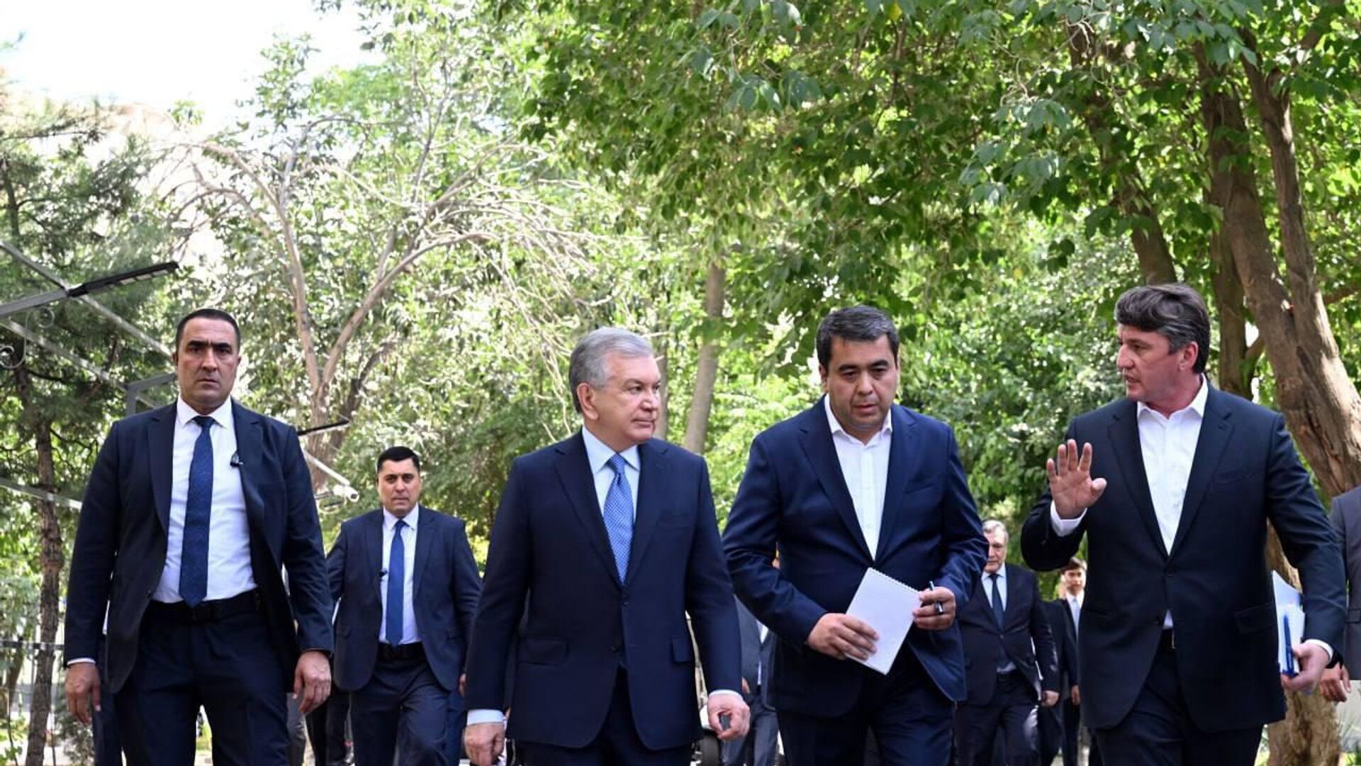 Президент Шавкат Мирзиёев знакомится с ходом созидательной работы, условиями жизни населения и деятельностью промышленных предприятий в городе Ташкенте. Президент Шавкат Мирзиёев знакомится с ходом созидательной работы, условиями жизни населения и деятельностью промышленных предприятий в городе Ташкенте. - Sputnik Узбекистан, 1920, 10.07.2025