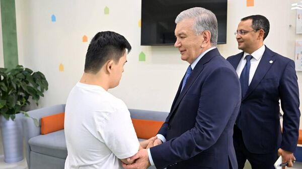 Шавкат Мирзиёев посетил Центр социальных услуг Инсон в Шайхантахурском районе Ташкента. - Sputnik Узбекистан