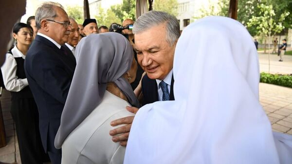Президент Шавкат Мирзиёев ознакомился с жизнью махалли Янги Камолон - Sputnik Ўзбекистон