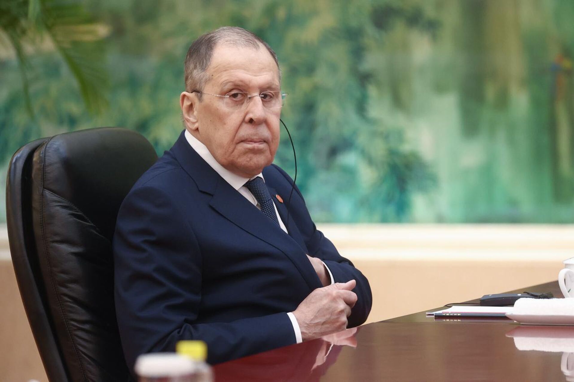 Министр иностранных дел России Сергей Лавров провел двустороннюю встречу с председателем КНР Си Цзиньпином в Тяньцзине Министр иностранных дел России Сергей Лавров провел двустороннюю встречу с председателем КНР Си Цзиньпином в Тяньцзине - Sputnik Узбекистан, 1920, 15.07.2025