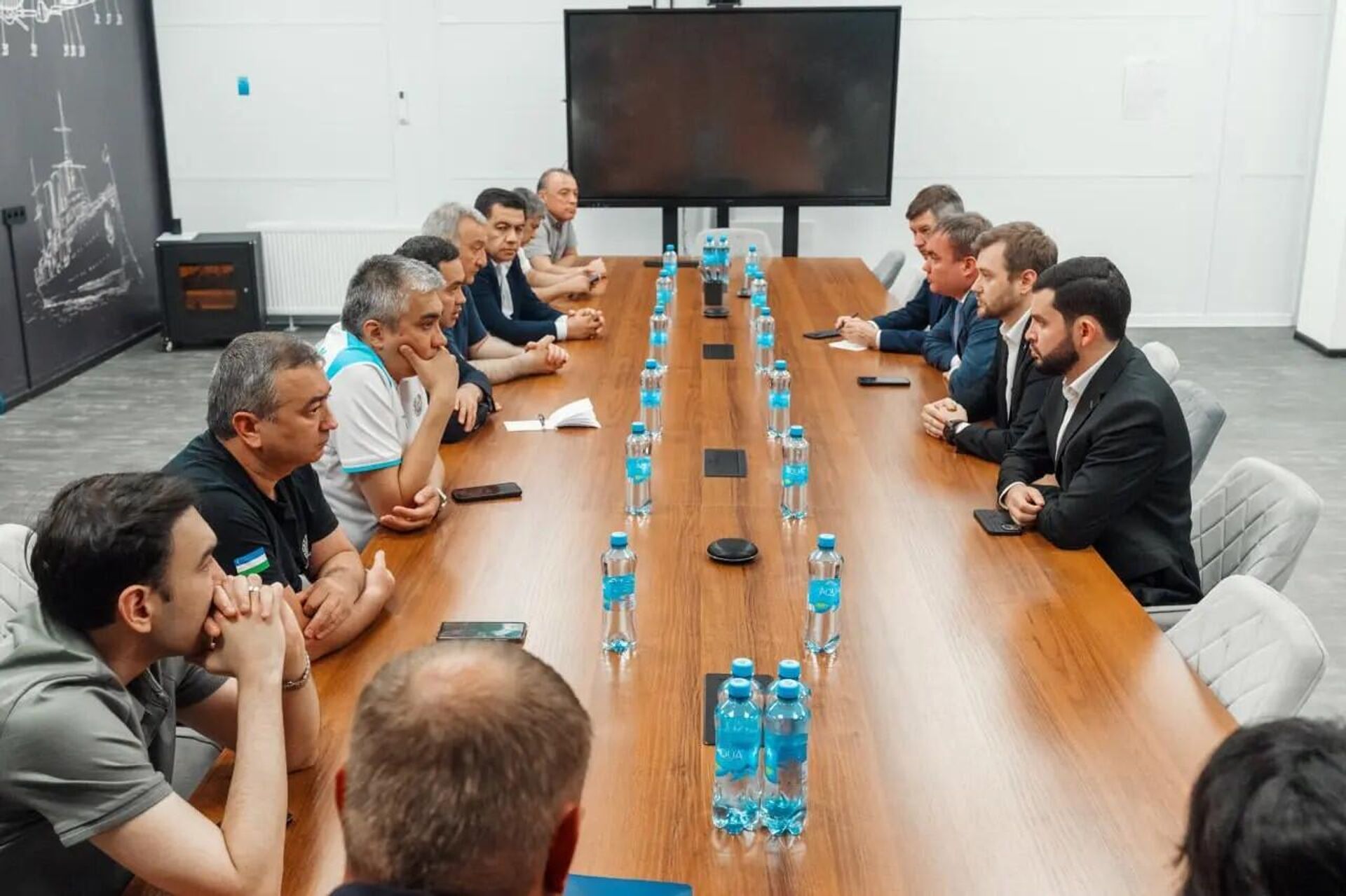 Делегация во главе с заместителем министра иностранных дел Республики Узбекистан Олимжоном Абдуллаевым посетила особую экономическую зону Алабуга в Республике Татарстан. Делегация во главе с заместителем министра иностранных дел Республики Узбекистан Олимжоном Абдуллаевым посетила особую экономическую зону Алабуга в Республике Татарстан. - Sputnik Ўзбекистон, 1920, 17.07.2025