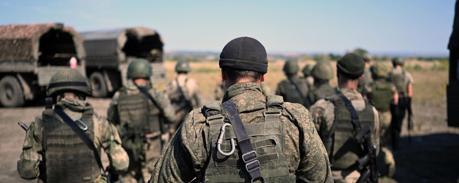 Десантно-штурмовой полк ВДВ проводит занятия по боевому слаживанию на полигоне в ЛНР - Sputnik Узбекистан, 1920, 05.08.2025