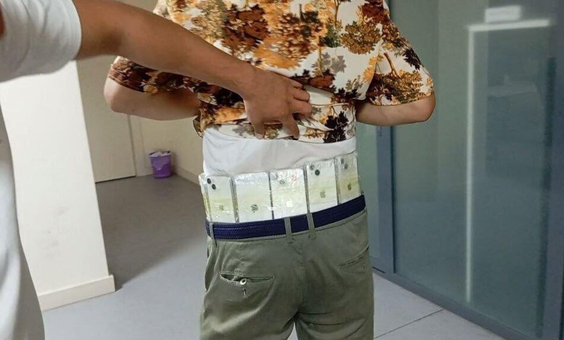 На погранпосту Навои задержали четыре человека, пытавшихся незаконно ввезти 180 iPhone - Sputnik Узбекистан, 1920, 24.07.2025