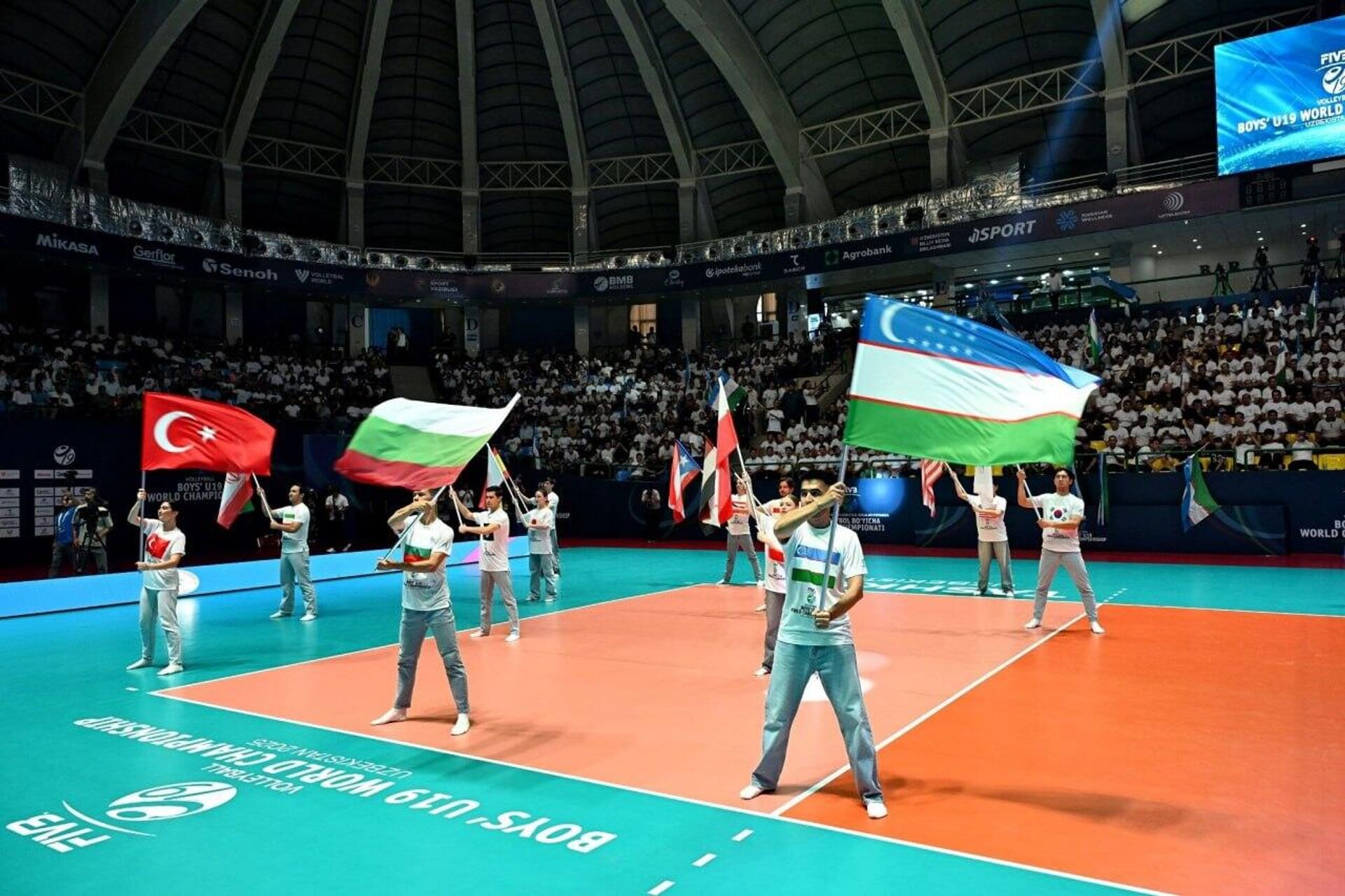 В Ташкенте состоялась торжественная церемония открытия чемпионата мира U19 по волейболу В Ташкенте состоялась торжественная церемония открытия чемпионата мира U19 по волейболу - Sputnik Узбекистан, 1920, 25.07.2025