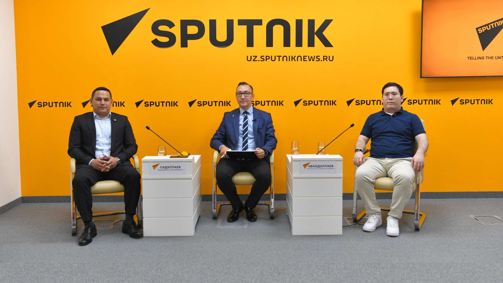 Qulning xo‘rozini sog‘ish Yalangoch ayollar va mototsikllar