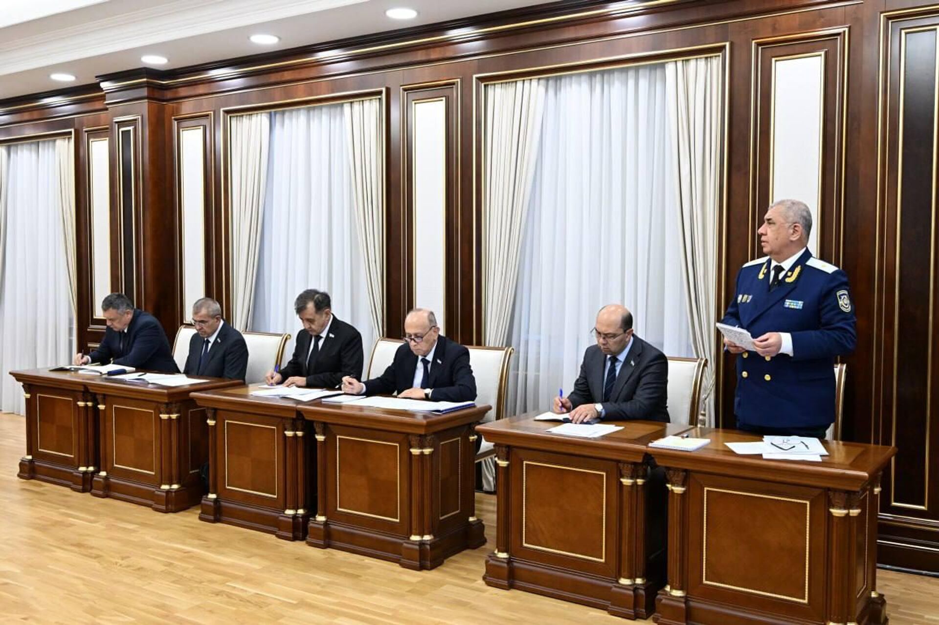 Президент Шавкат Мирзиёев ознакомился с презентацией о мерах по противодействию и предотвращению бытовой коррупции. Президент Шавкат Мирзиёев ознакомился с презентацией о мерах по противодействию и предотвращению бытовой коррупции. - Sputnik Ўзбекистон, 1920, 30.07.2025