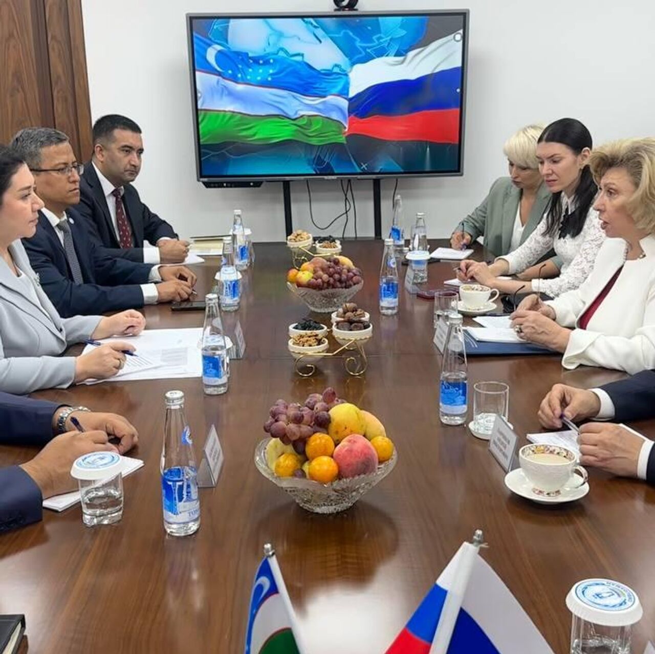 Rus yalangoch yosh fohishalar