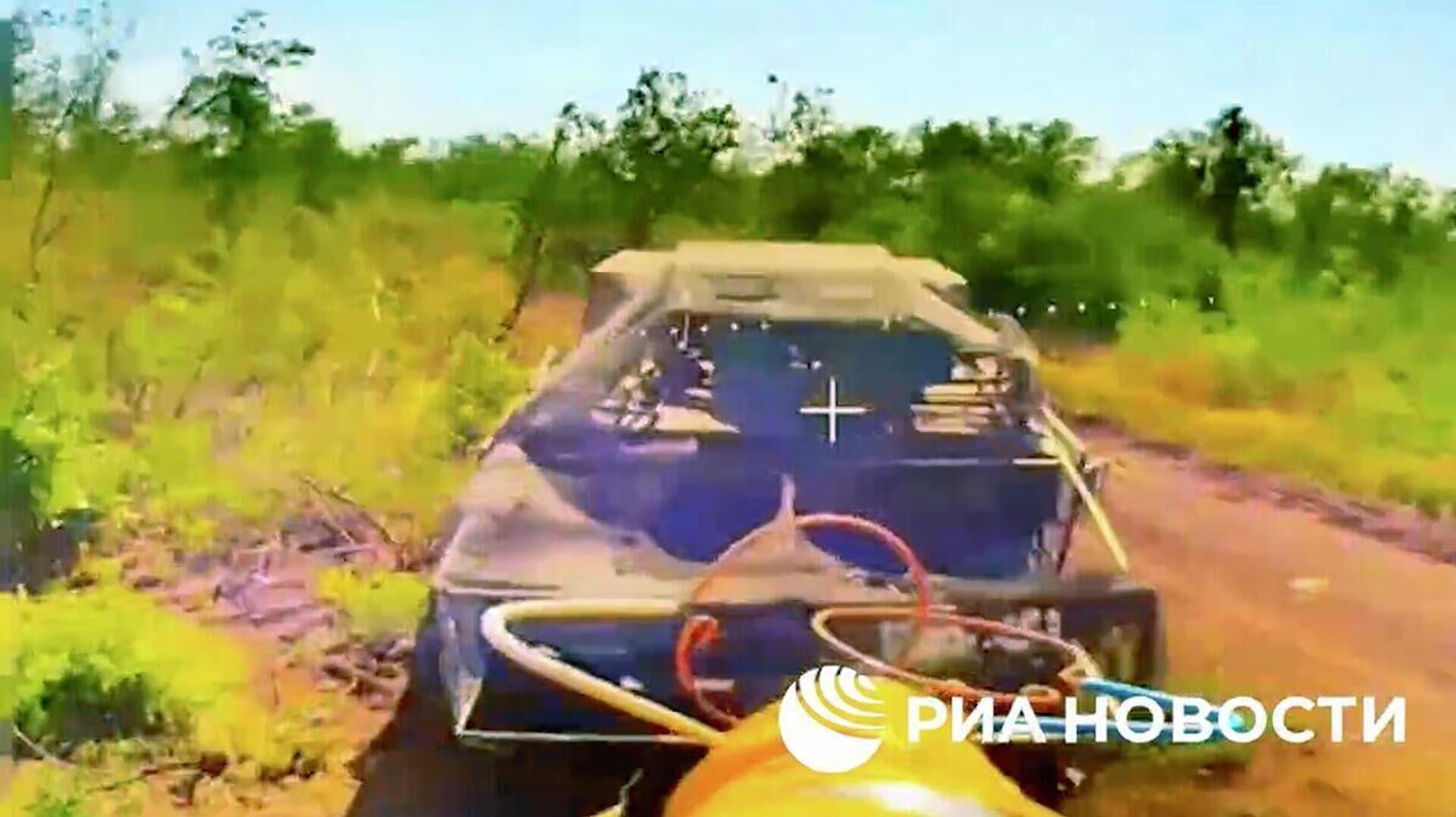 Кадр видео уничтожения бронеавтомобиля HMMWV на Константиновском направлении - Sputnik Ўзбекистон, 1920, 30.07.2025