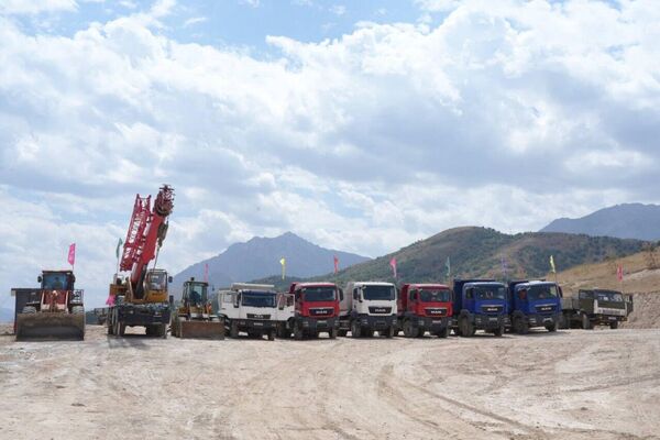 В Бостанлыкском районе Ташобласти начали строительство Чарвакской ВЭС - Sputnik Узбекистан