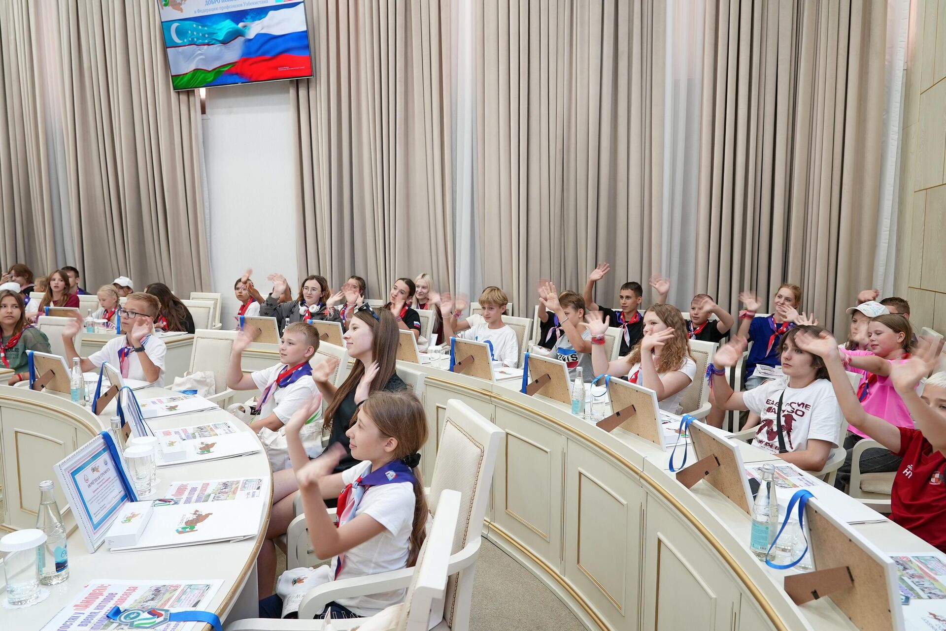 В летнем оздоровительном лагере Анор закрылась смена с участием гостей из России В летнем оздоровительном лагере Анор закрылась смена с участием гостей из России - Sputnik Ўзбекистон, 1920, 31.07.2025