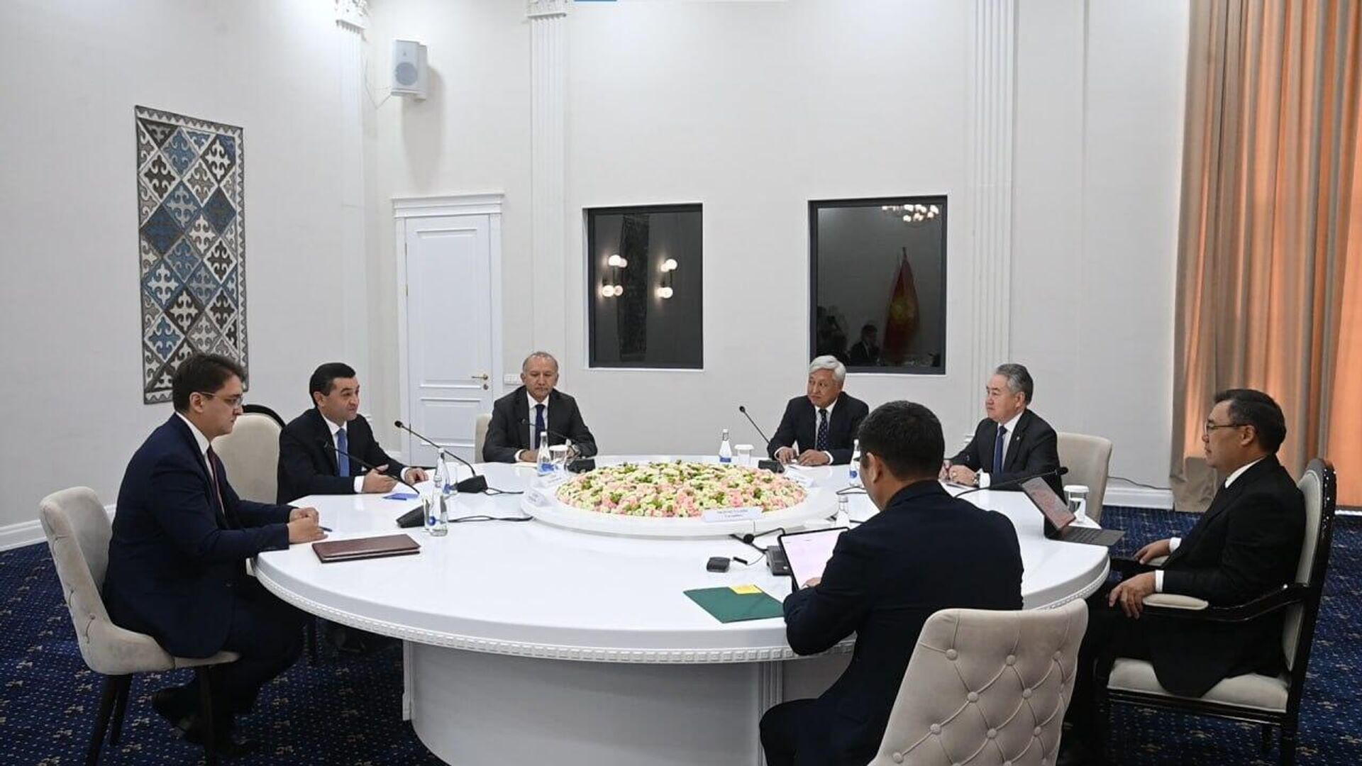 Президент Кыргызстана обсудил с главой МИД Узбекистана проекты Камбаратинской ГЭС-1 и жд Кыргызстан - Китай - Узбекистан Президент Кыргызстана обсудил с главой МИД Узбекистана проекты Камбаратинской ГЭС-1 и жд Кыргызстан - Китай - Узбекистан - Sputnik Ўзбекистон, 1920, 31.07.2025