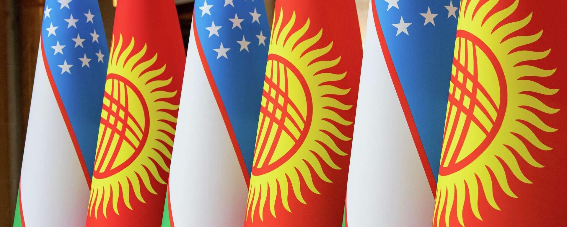Flagi Uzbekistana i  Kirgizstana - Sputnik O‘zbekiston, 1920, 31.07.2025