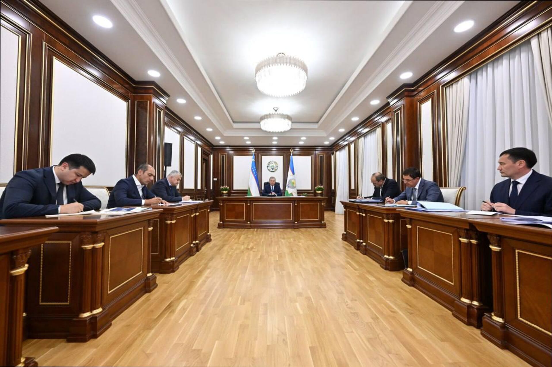 Шавкату Мирзиёеву доложено о реализации крупных проектов в сфере транспорта.
 - Sputnik Ўзбекистон, 1920, 02.08.2025