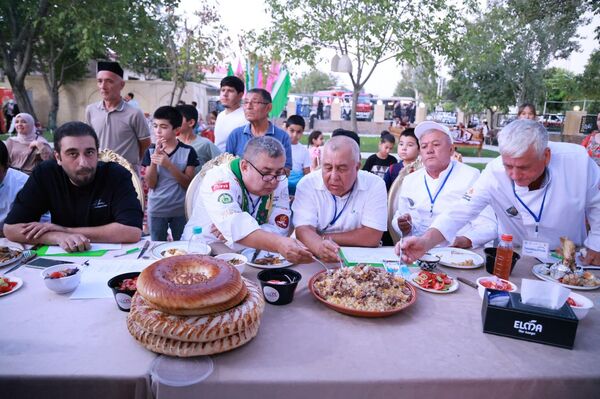 В Самарканде проходит Международный фестиваль плова.  - Sputnik Узбекистан