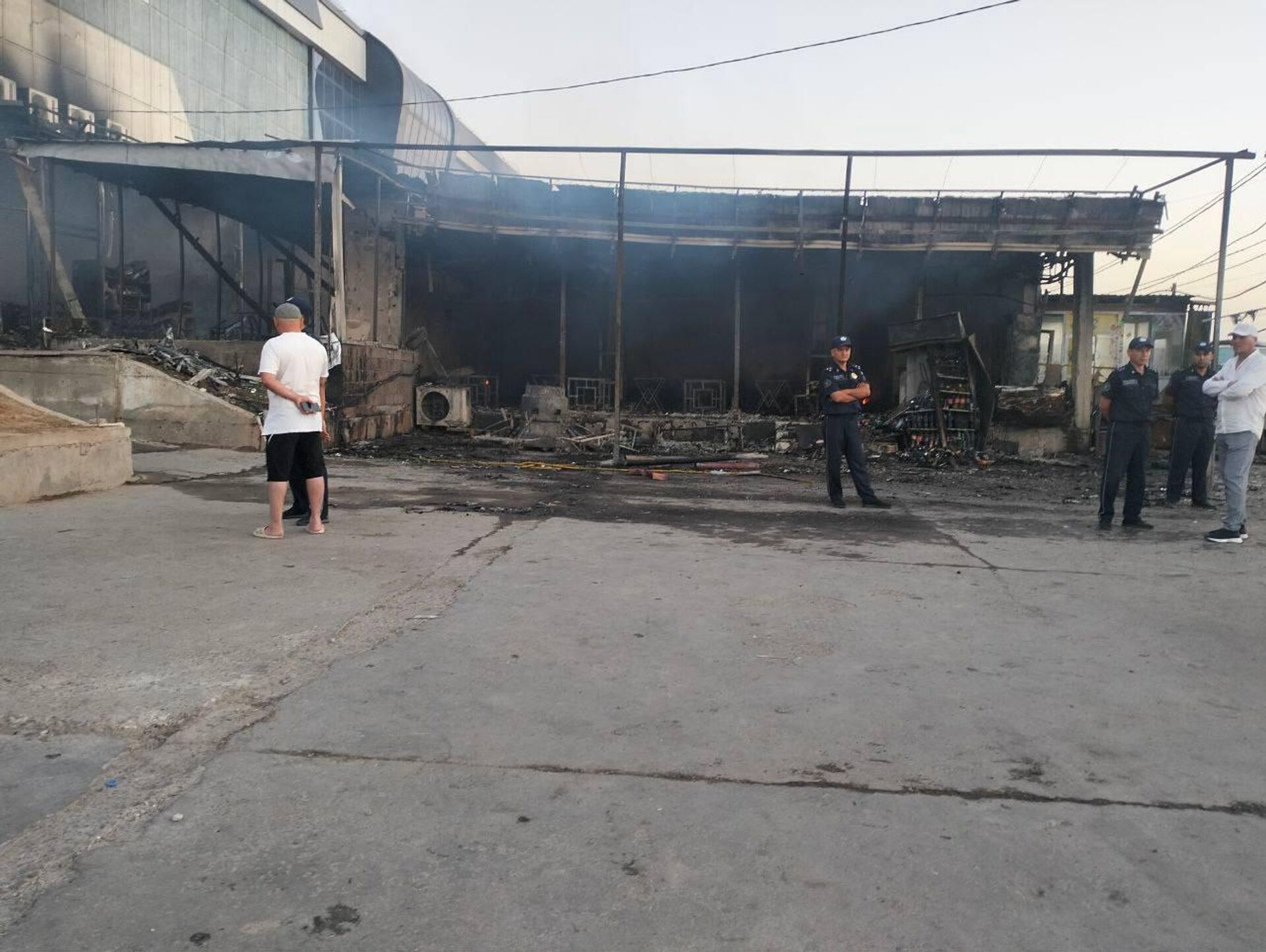 В Шурчинском районе Сурхандарьинской области сгорел ТЦ В Шурчинском районе Сурхандарьинской области сгорел ТЦ - Sputnik Узбекистан, 1920, 04.08.2025