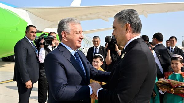 Шавкат Мирзиёев прибыл в Туркменистан - Sputnik Узбекистан